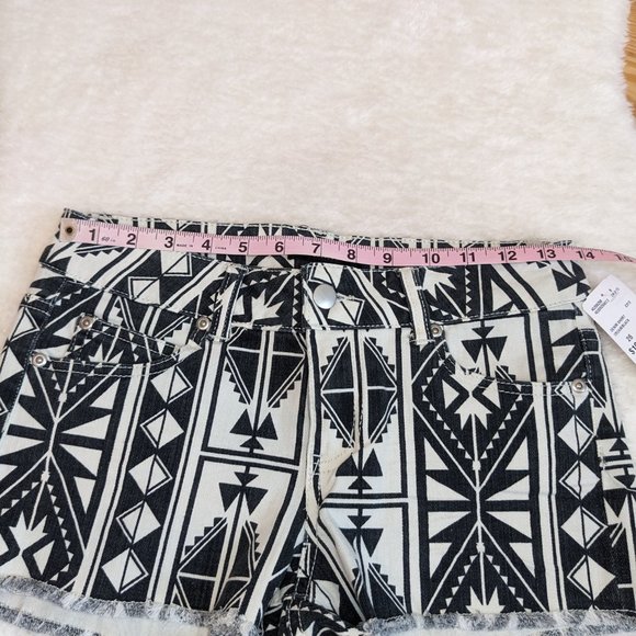 NWT Aztec / Southwestern Print Denim Short Shorts by Forever 21 - Picture 4 of 7